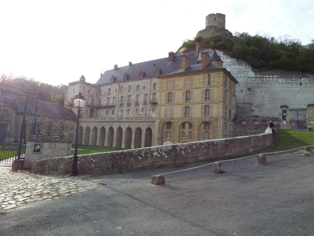 Le Logis Du Chateau La Roche-Guyon Exteriör bild